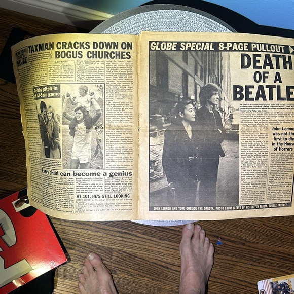 John Lennon globe original news paper of John Lennons death - Picture 3 of 4